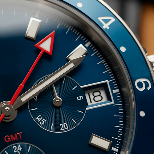 reloj gmt en primer plano mostrando su aguja adicional